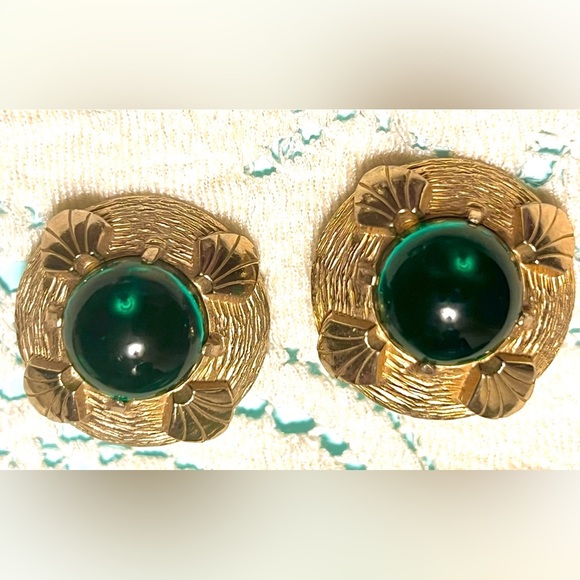 Vintage Trifari Emerald Cabochon Shell Textured Clip-On Earrings - Picture 3 of 10